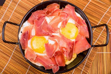 Serrano jambonu yumurta ile