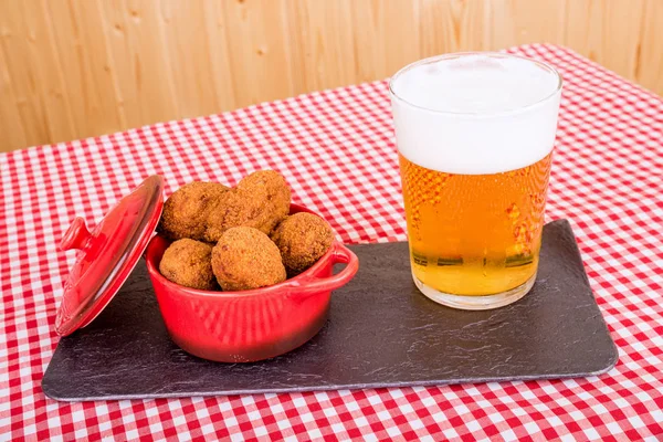 Croquetas de pescado en sartén roja y cerveza — Foto de Stock