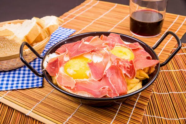 塞拉诺火腿鸡蛋和红酒 — 图库照片