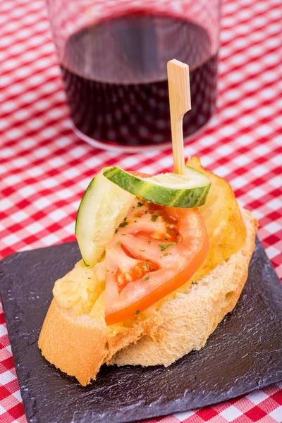 Tortilla-Spieße auf Scheiben Brot und Gemüse — Stockfoto