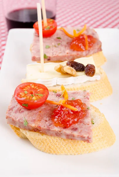 Tapa de patê em pão com tomates cereja — Fotografia de Stock