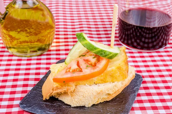 Tortilla skewering na kawałek chleba i warzyw — Zdjęcie stockowe
