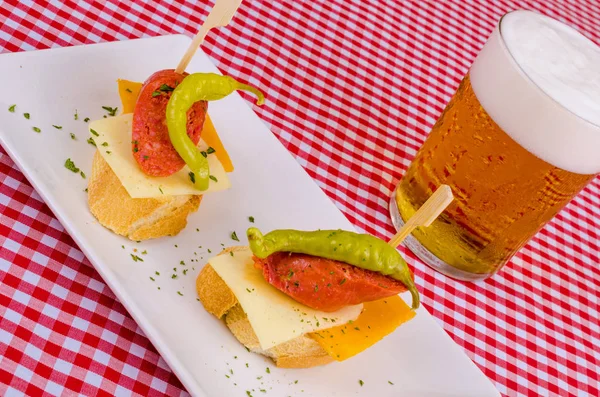Tapas van chorizo en kaas met peper — Stockfoto