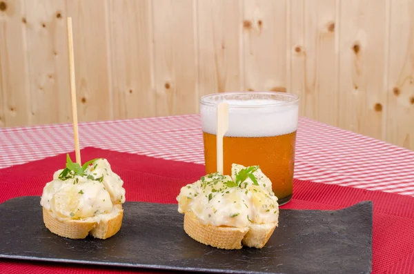 Pincho tapas con cerveza — Foto de Stock