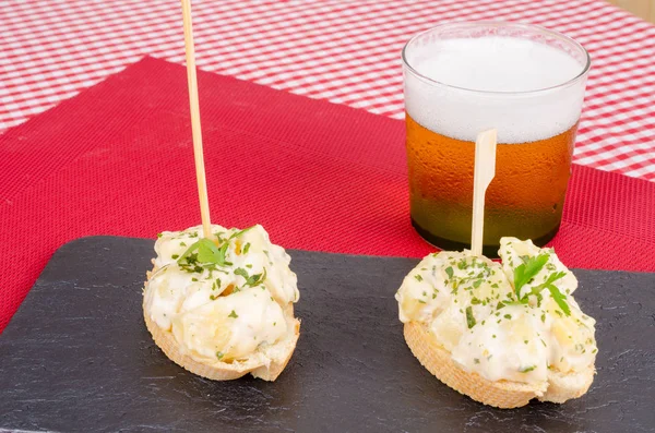 Pincho tapas with beer — Stock Photo, Image