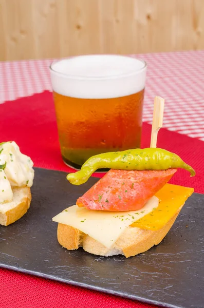 Pincho tapas with beer — Stock Photo, Image