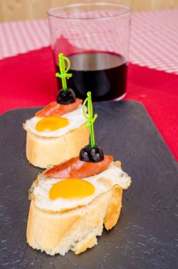 Tapa bıldırcın yumurtası