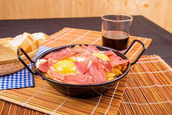 Serrano ham with eggs — Stock Photo, Image