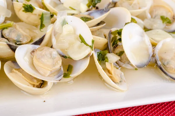 Clams served in wine sauce — Stock Photo, Image