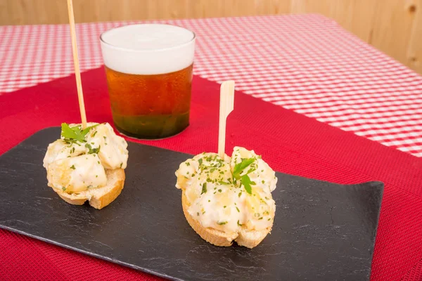 Pincho tapas with beer — Stock Photo, Image