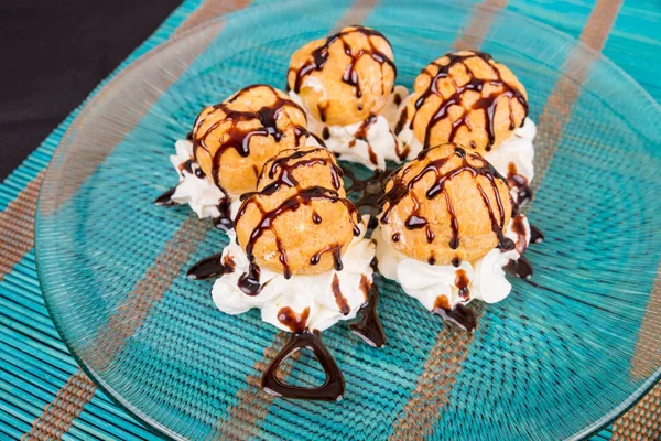 Profiterolen mit Sahne — Stockfoto