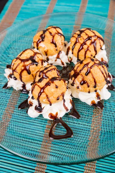 Profiteroles con crema — Foto Stock