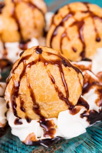 Profiteroles con crema — Foto Stock