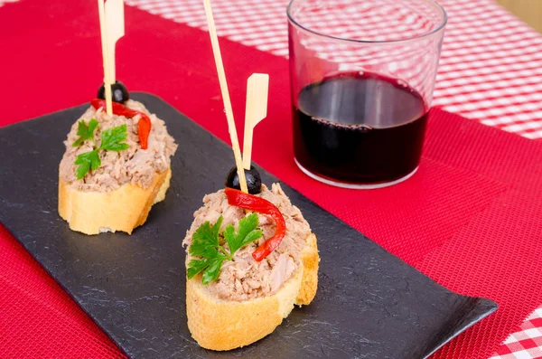 Tuna tapa with red wine — Stock Photo, Image