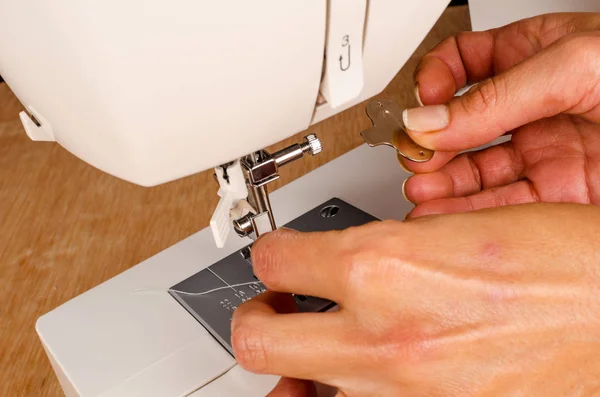 Mantenimiento de una máquina de coser — Foto de Stock