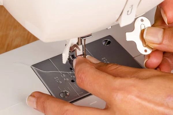 Manutenção de uma máquina de costura — Fotografia de Stock