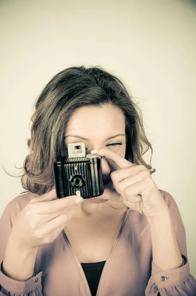 Disparar una cámara vintage — Foto de Stock