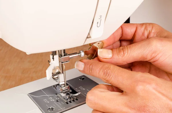 Manutenção de uma máquina de costura — Fotografia de Stock