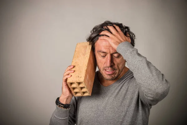 Usando un teléfono de ladrillo, un concepto sobre tecnología obsoleta —  Fotos de Stock