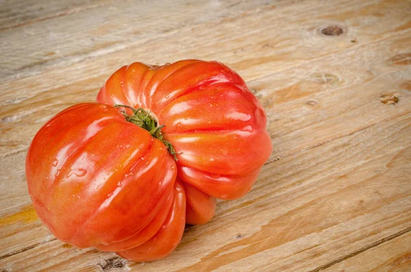 Tomate froissée sur table en bois — Photo