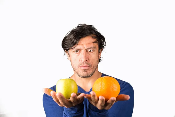 Comparing apples and oranges — Stock Photo, Image