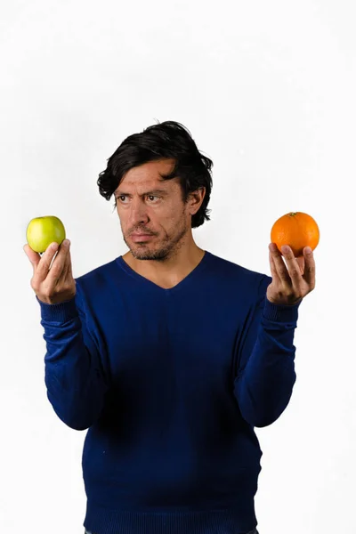 Comparing apples and oranges — Stock Photo, Image