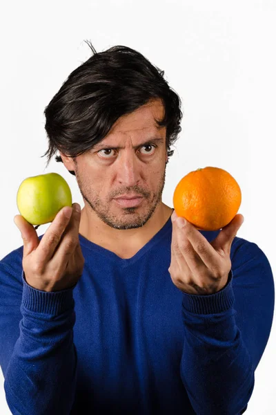 Comparing apples and oranges — Stock Photo, Image