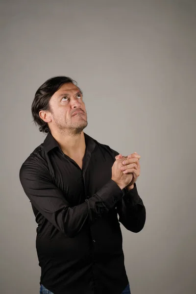 Latino macho rezando — Fotografia de Stock