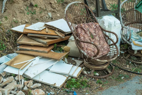 Odpadky dumpingové silnice — Stock fotografie