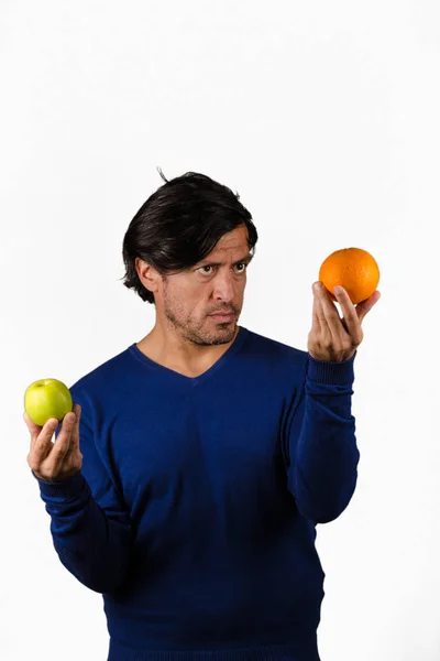 Порівняння яблук та апельсинів — стокове фото