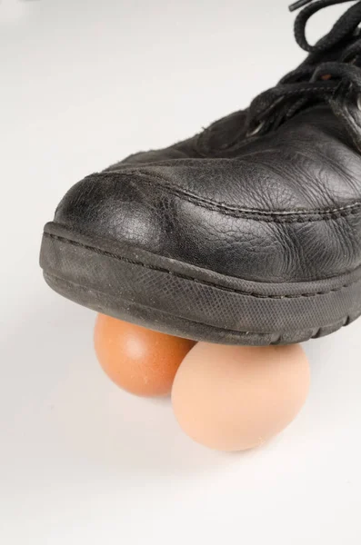 Lopen op eieren, een concept — Stockfoto