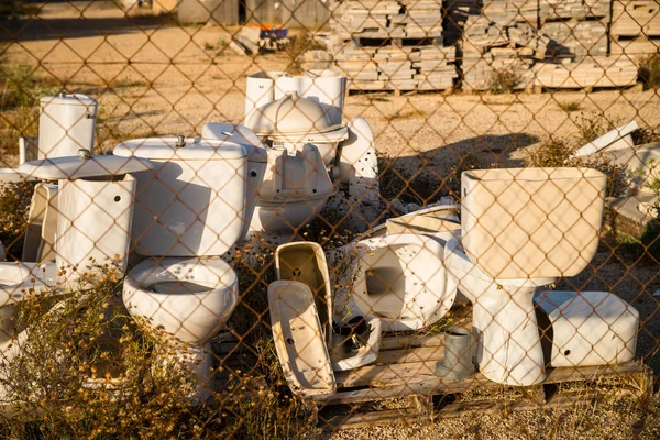 Незаконный мусорный бак — стоковое фото