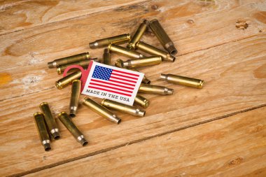 Kurşun kabukları ve ABD bayrağı