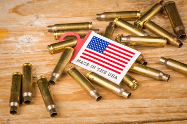 Kurşun kabukları ve ABD bayrağı