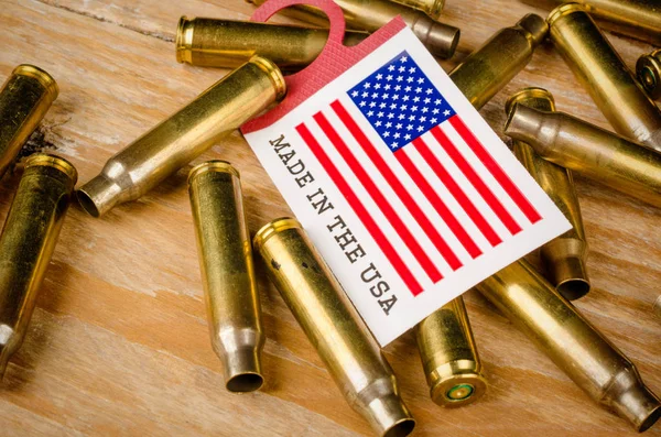 Kurşun kabukları ve ABD bayrağı