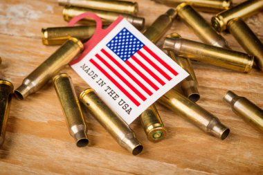 Kurşun kabukları ve ABD bayrağı