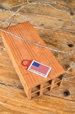 Tuğla ve dikenli tel ile Amerika ilk konsept