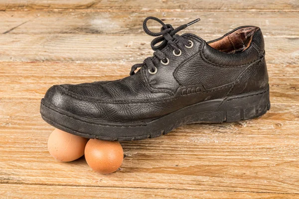 Caminando sobre cáscaras de huevo —  Fotos de Stock