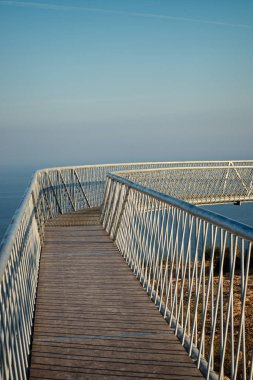 Yaya köprüsü üzerinde deniz