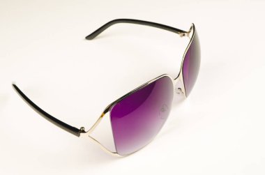 Güneş gözlüğü beyaza izole edilmiş