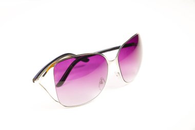 Güneş gözlüğü beyaza izole edilmiş