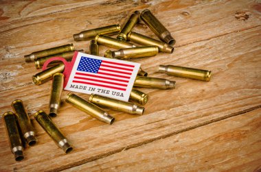 Kurşun kabukları ve ABD bayrağı