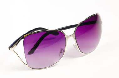 Güneş gözlüğü beyaza izole edilmiş