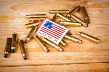 Kurşun kabukları ve ABD bayrağı