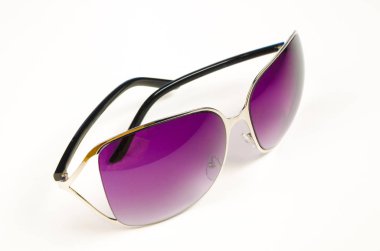 Güneş gözlüğü beyaza izole edilmiş