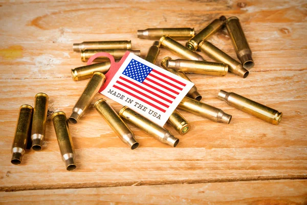 Kurşun kabukları ve ABD bayrağı