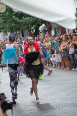 Benidorm gurur yüksek topuklu çalıştırmak