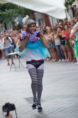 Benidorm gurur yüksek topuklu çalıştırmak