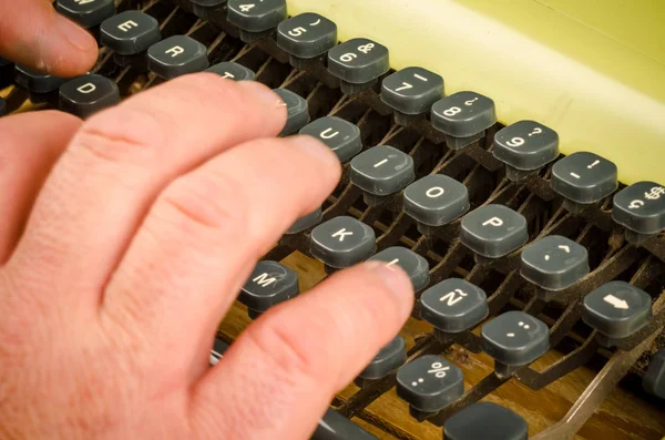 Ręce, przy użyciu maszyny do pisania — Zdjęcie stockowe