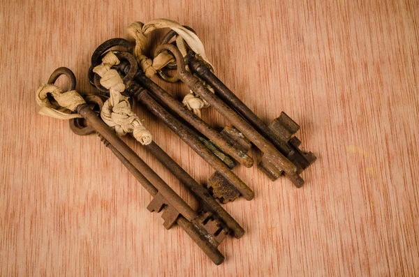 Куча старых ключей — стоковое фото